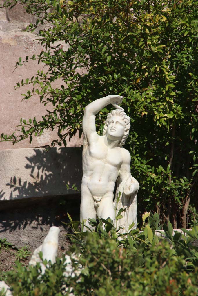 IX.3.5 Pompeii. September 2017.
Looking east across garden towards statuette of young Satyr/Silenus lifting his right arm above his head.
Photo courtesy of Klaus Heese.