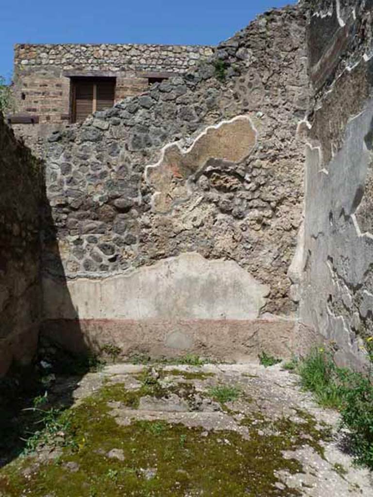 IX.3.12 Pompeii. May 2010. North wall of room on north side of oven.
