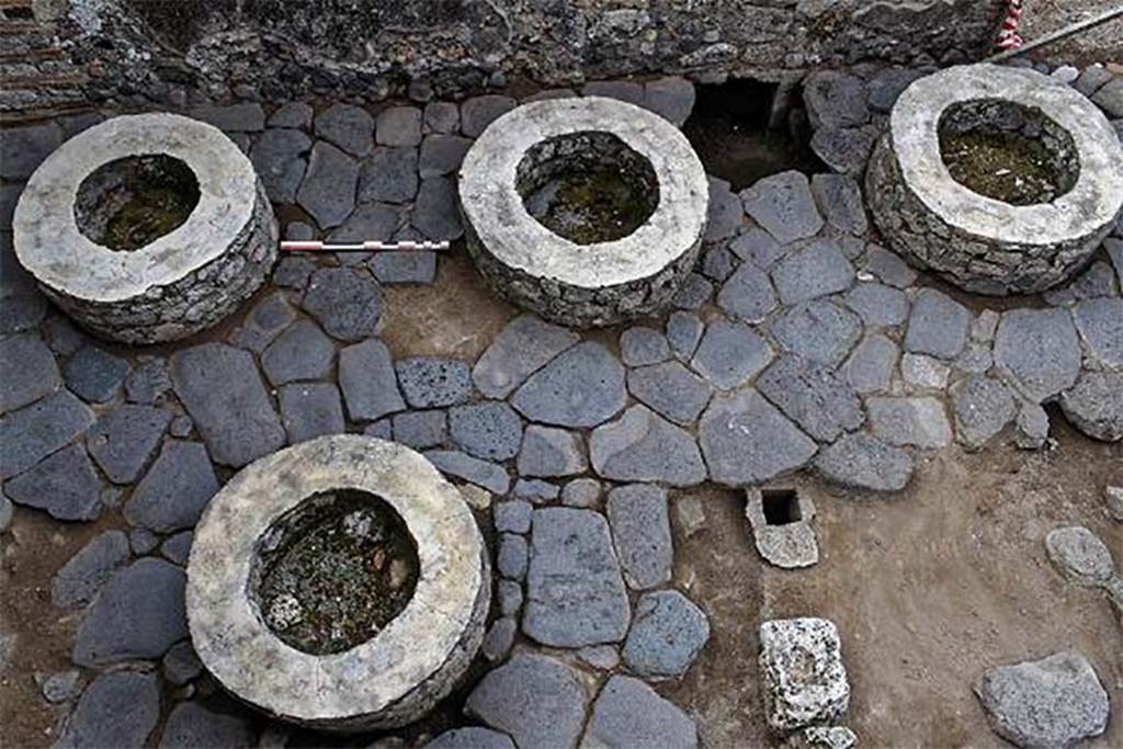 Fig. 66  Pompi, boulangerie IX 3, 10-12  Vue gnrale de la salle des meules.
On note la fosse ouverte dans le dallage, qui continue dans le mur mridional (vue du nord).
Clich : A. Delvigne-Ryrko  EFR.
