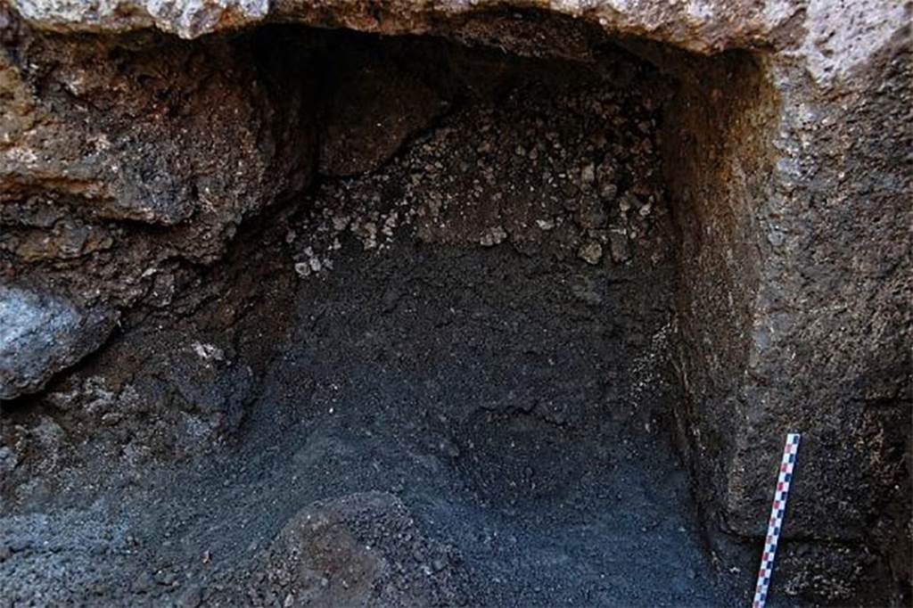 Fig. 67  Pompi, boulangerie IX 3, 10-12  Salle des meules, creusement perc dans le mur mridional rempli de matriel ruptif.
Vue du nord.
Clich : A. Delvigne-Ryrko  EFR.
