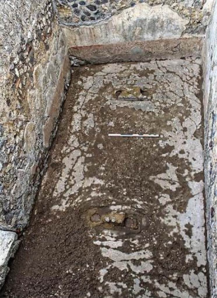 Fig. 68  Pompi, boulangerie IX 3, 10-12  Salle de faonnage, vue gnrale. 
Vue du sud.
Clich : A. Delvigne-Ryrko  EFR.
