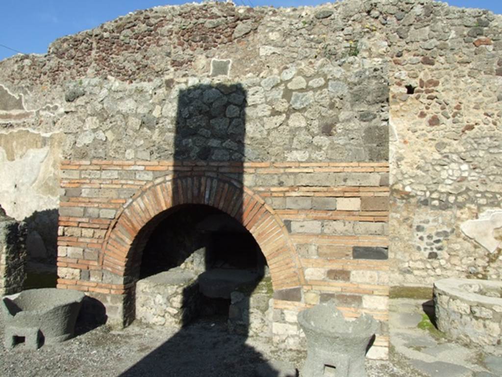 IX.3.12 Pompeii.  March 2009.  Oven