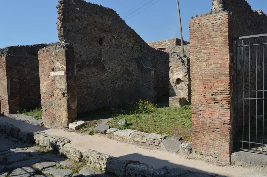 IX.3.14 Pompeii. October 2017. Looking north-west towards entrance doorway.
Foto Taylor Lauritsen, ERC Grant 681269 DÉCOR.