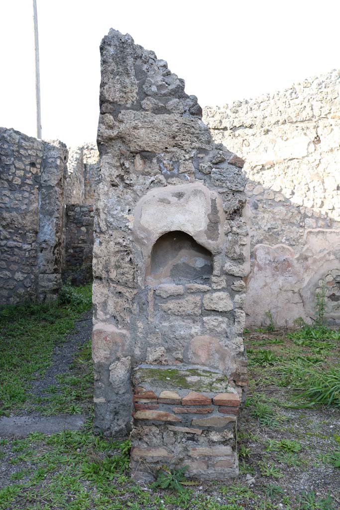 IX.3.14 Pompeii. December 2018.
Niche and altar set into north wall of shop, between doorways.
Photo courtesy of Aude Durand.