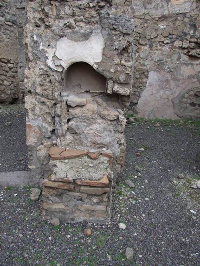 IX.3.14 Shop and dwelling house of C Catius Scithus. December 2007. Niche and altar.