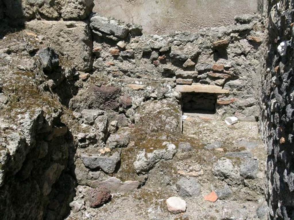 IX.3.14 Pompeii. June 2005. Detail of hearth and water reservoir at north end of corridor. Photo courtesy of Nicolas Monteix.