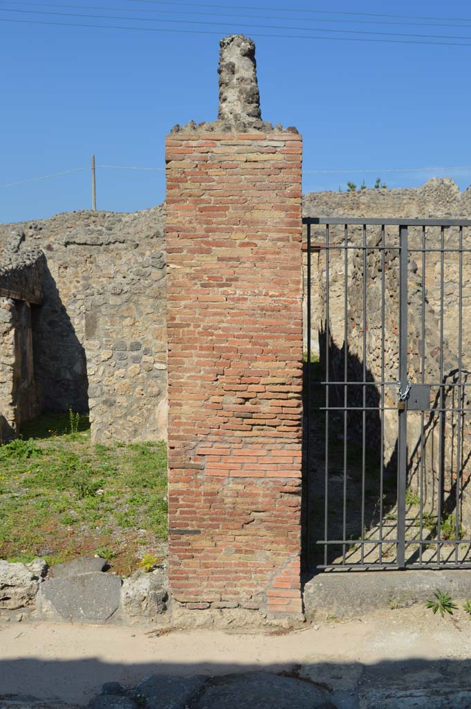 IX.3.14 Pompeii. October 2017. Pilaster between IX.3.14 and IX.3.15.
Foto Taylor Lauritsen, ERC Grant 681269 DÉCOR.