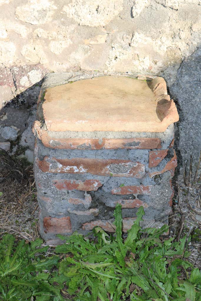IX.3.17 Pompeii. December 2018. 
Altar set against east wall of workshop. Photo courtesy of Aude Durand.
