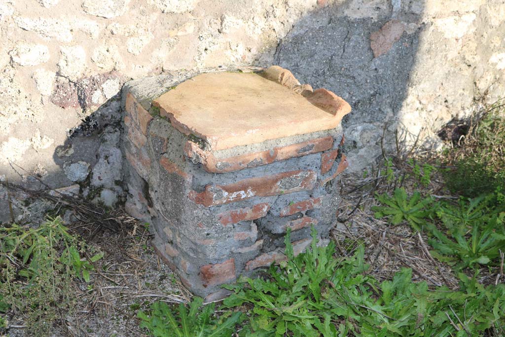 IX.3.17 Pompeii. December 2018. Altar against east wall of workshop. Photo courtesy of Aude Durand.