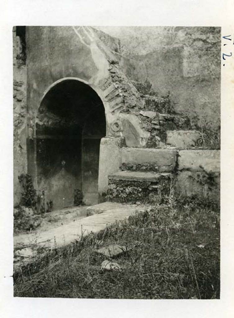 IX.3.20 Pompeii, but numbered as V.2 on photo. 1937-39. Room 8, garden area and staircase, Photo courtesy of American Academy in Rome, Photographic Archive.
Warsher collection no. 537a