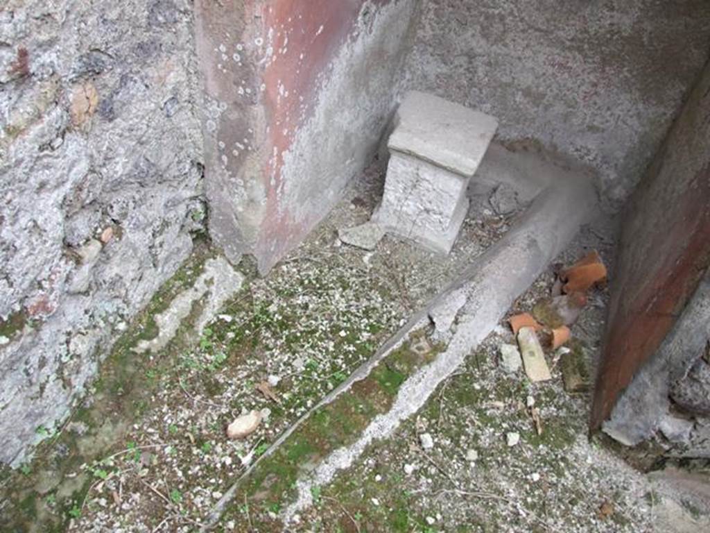 IX.3.20. Bakery. December 2007. Room 8. Water feature in arched recess under staircase. A jet flowed from under the arch into a travertine vessel, which served as a makeshift pool, and then fell into a channel and sank into the ground. See Jashemski, W. F., 1993. The Gardens of Pompeii, Volume II: Appendices. New York: Caratzas. (482, p.234).