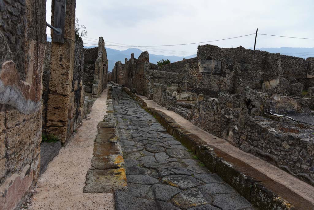 Vicolo di Tesmo between IX.6 and IX.3. April 2021. Looking south with IX.3.21 and IX.3.22, on right. Photo courtesy of Nicolas Monteix.