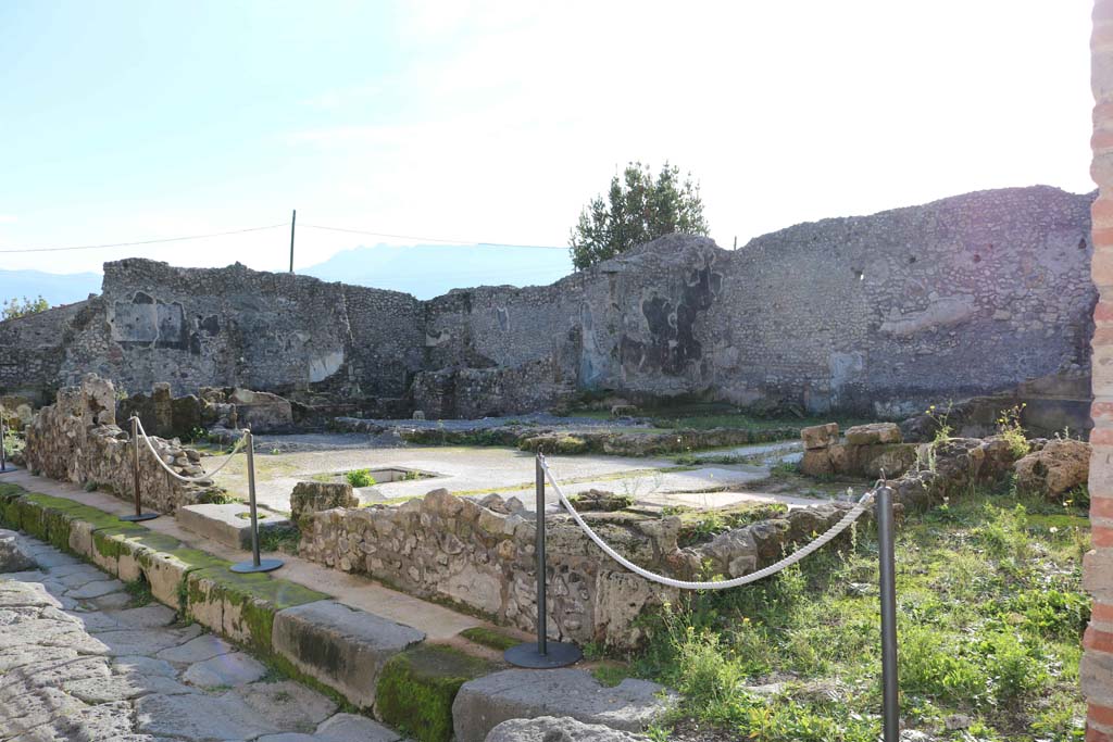 IX.3.21 Pompeii, on left, and IX.3.22, on right. December 2018.
Looking south-west from Vicolo di Tesmo. Photo courtesy of Aude Durand.