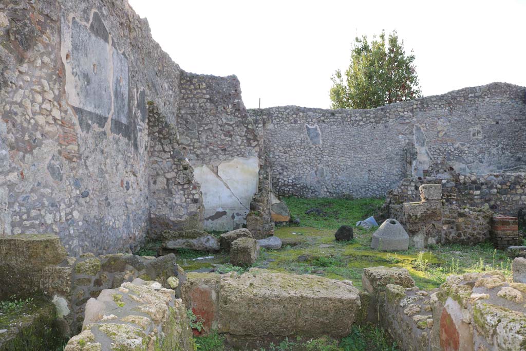 IX.3.21 Pompeii. December 2018. Looking west from entrance doorway. Photo courtesy of Aude Durand.