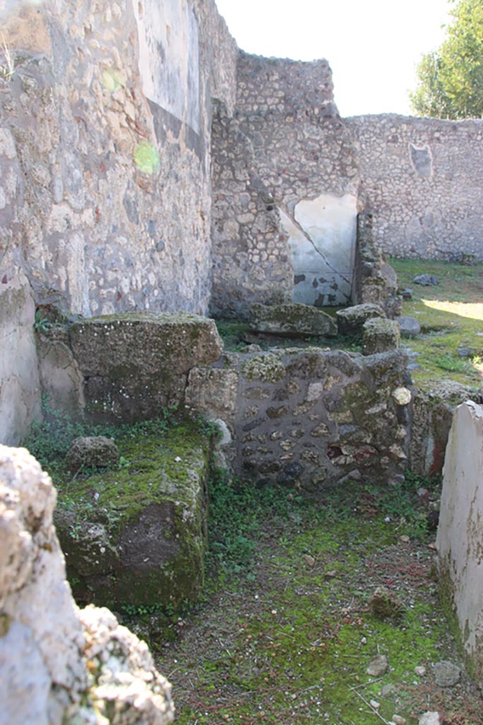 IX.3.21 Pompeii. October 2022.
Looking west along south wall from room on south side of entrance doorway. Photo courtesy of Klaus Heese.