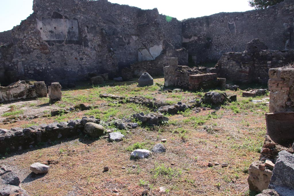 IX.3.21 Pompeii. October 2022. Looking towards south wall and south-west corner. Photo courtesy of Klaus Heese.
