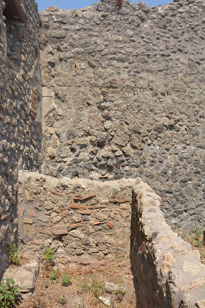 IX.3.23 Pompeii. July 2017. Room b, looking towards low east wall, with high east wall of room d, at the rear.
Foto Annette Haug, ERC Grant 681269 DÉCOR.

