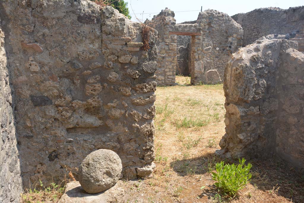 IX.3.23 Pompeii. July 2017. Room d, looking south through doorway into yard c.
Foto Annette Haug, ERC Grant 681269 DÉCOR.
