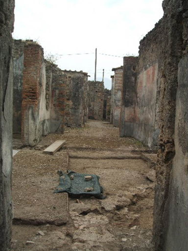 IX.3.24 Pompeii.  May 2005.  Looking south from entrance.