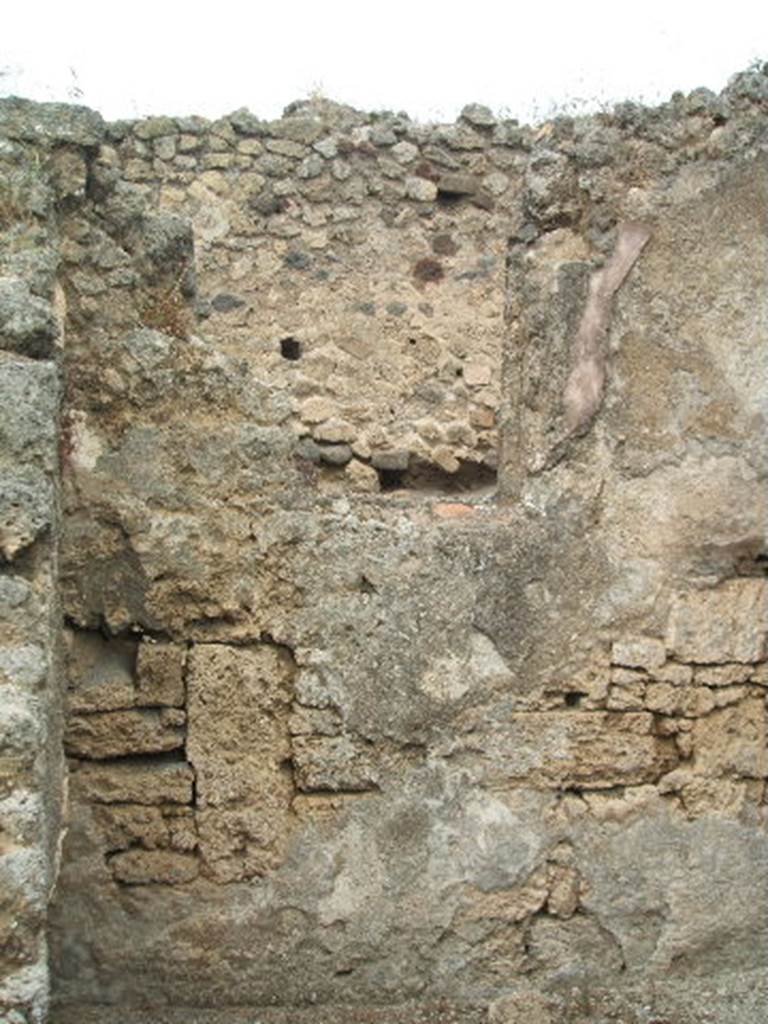 IX.3.25 Pompeii. May 2005. North wall of cubiculum on east side of entrance corridor.
