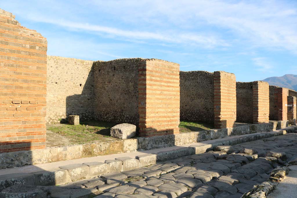 IX.4.6 Pompeii, on left. December 2018.
Looking south along east side of roadway, IX.4.7, 8 and 9, are on the right. Photo courtesy of Aude Durand.