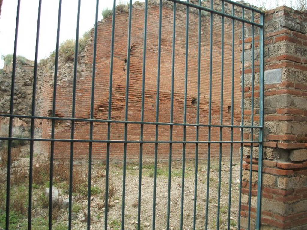 IX.4.15 Pompeii. May 2005. Terme Centrali or Central Baths. Entrance from Vicolo di Tesmo. Looking towards exterior wall of caldarium “s”.