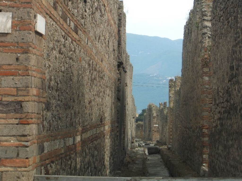 IX.5 Pompeii. Vicolo di Tesmo looking south from Via di Nola. (IX.4.16 on the right).