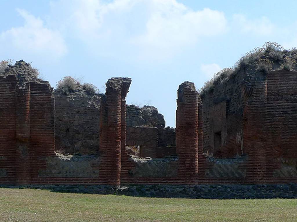 IX.4.18 Pompeii. September 2011. Tepidarium “q” on east side of baths palaestra “d”. Detail from photo courtesy of Michael Binns.