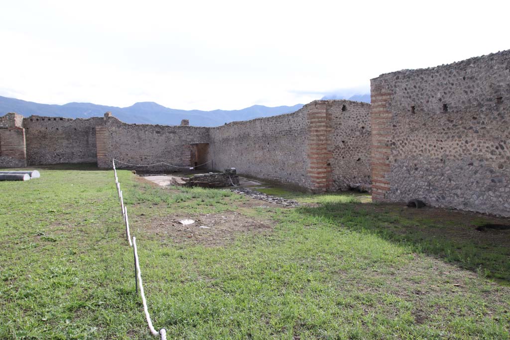 IX.4.18 Pompeii. October 2020. Looking south-west across palaestra “d”, with doorway to IX.4.10, centre left, and doorway to IX.4.5, on right.
Photo courtesy of Klaus Heese.