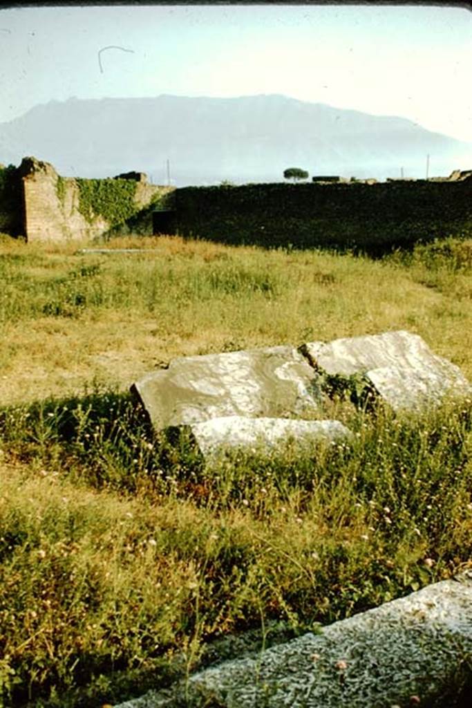 IX.4.18 Pompeii. 1957. Looking south-west towards IX.4.10. Photo by Stanley A. Jashemski.
Source: The Wilhelmina and Stanley A. Jashemski archive in the University of Maryland Library, Special Collections (See collection page) and made available under the Creative Commons Attribution-Non Commercial License v.4. See Licence and use details.
J57f0318