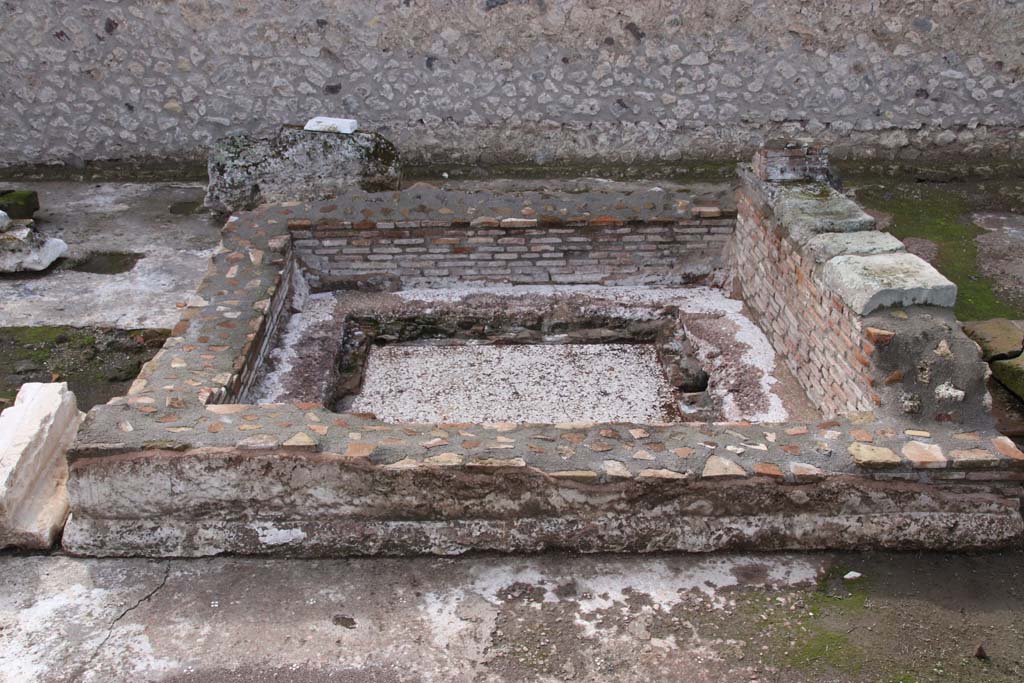 IX.4.18 Pompeii. October 2020. Looking towards basin/tub on west side, near south-west corner. Photo courtesy of Klaus Heese.
According to Mau –
A basin/tub, (3,78 x 3,23 externally) which existed here near the western entrance doorway (IX.4.5) before the construction of the portico around the
south, west and north sides of the Baths began.
See BdI 1877, p.214-223 (see p. 216)