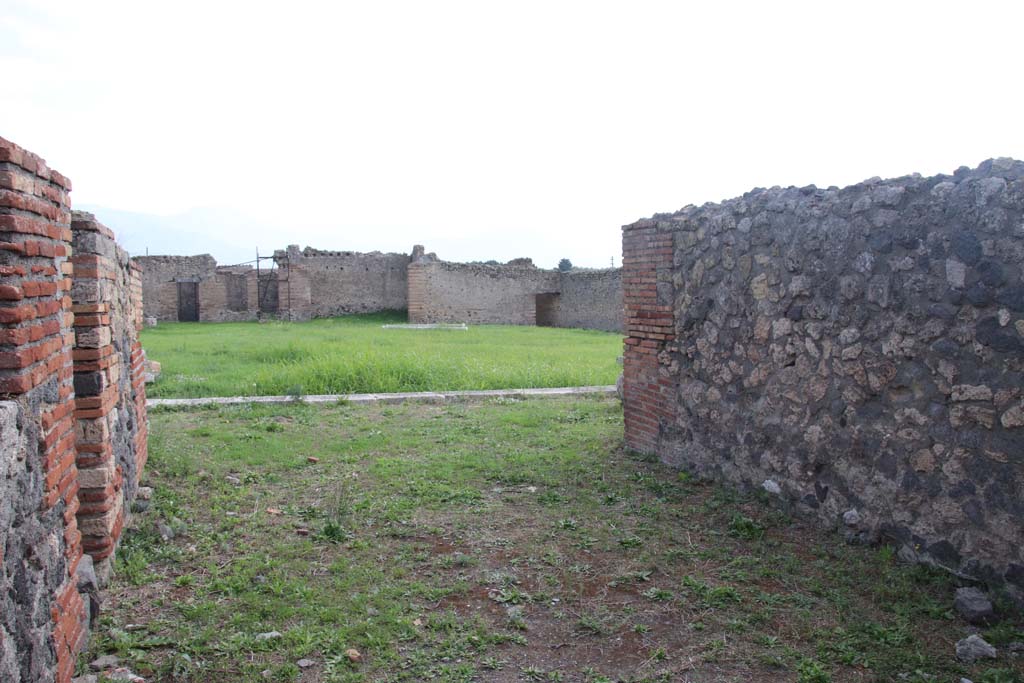 IX.4.18 Pompeii. September 2017. Looking south from entrance “a” into baths palaestra “d”.
Photo courtesy of Klaus Heese.