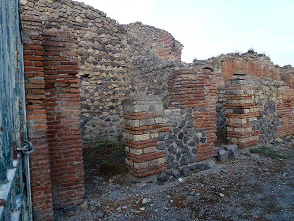 IX.4.18 Pompeii. September 2011. Entrance “a” with rooms “b” and “c”. Photo courtesy of Michael Binns.
According to Viola these two small rooms were probably intended to be a ticket office “b” and a deposit room “c” in which valuables could be left with a capsarius (clothes minder).
The entrance led directly into the palaestra “d”.
See Viola L, 1879. Gli Scavi di Pompei dal 1873 al 1878, p. 30-1.