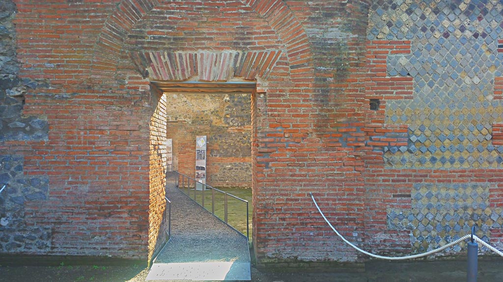 IX.4.18 Pompeii. December 2019. Room “i”, south wall with doorway into room “p”, Frigidarium. Photo courtesy of Giuseppe Ciaramella.