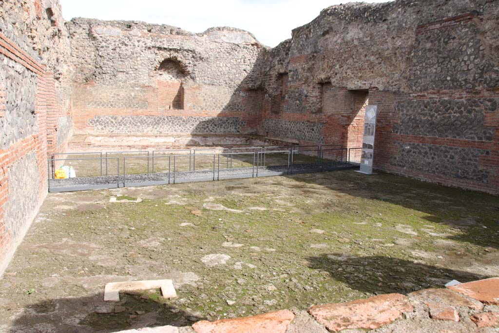 IX.4.18 Pompeii. October 2020. Room “p”, apodyterium or frigidarium, looking towards east wall with recess/niche, with doorway to room “q” on right.
Photo courtesy of Klaus Heese.