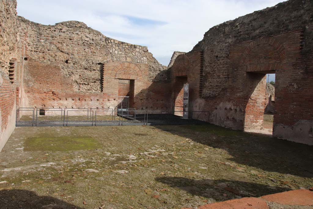 IX.4.18 Pompeii. October 2020.
Room “q”, tepidarium, looking towards east wall with doorway to room “r”, and two doorways in south wall leading into room “s”, on right.
Photo courtesy of Klaus Heese.