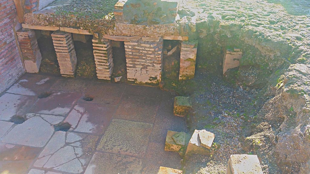 IX.4.18 Pompeii. December 2019.
Caldarium “s”, looking south towards hypocaust flooring beneath bath at east end. Photo courtesy of Giuseppe Ciaramella.