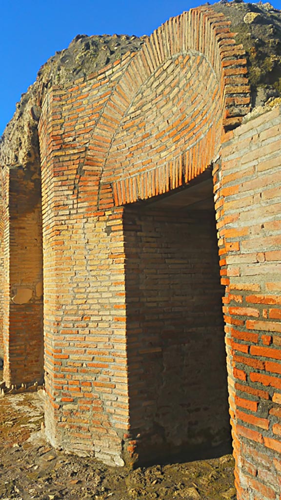 IX.4.18 Pompeii. December 2019.
Caldarium “s”, north wall, doorway to Tepidarium “q”. Photo courtesy of Giuseppe Ciaramella.