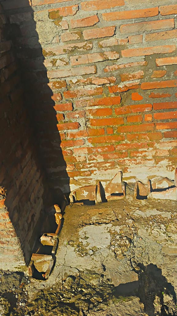 IX.4.18 Pompeii. December 2019.
Caldarium “s”, flue tiles in flooring. Photo courtesy of Giuseppe Ciaramella.