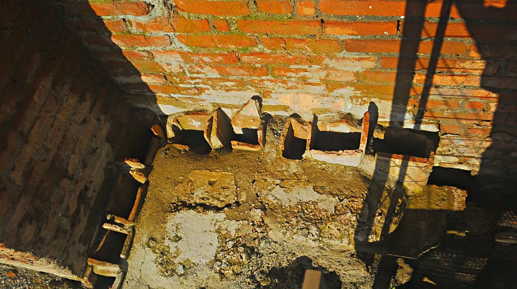 IX.4.18 Pompeii. December 2019.
Caldarium “s”, flue tiles in flooring. Photo courtesy of Giuseppe Ciaramella.