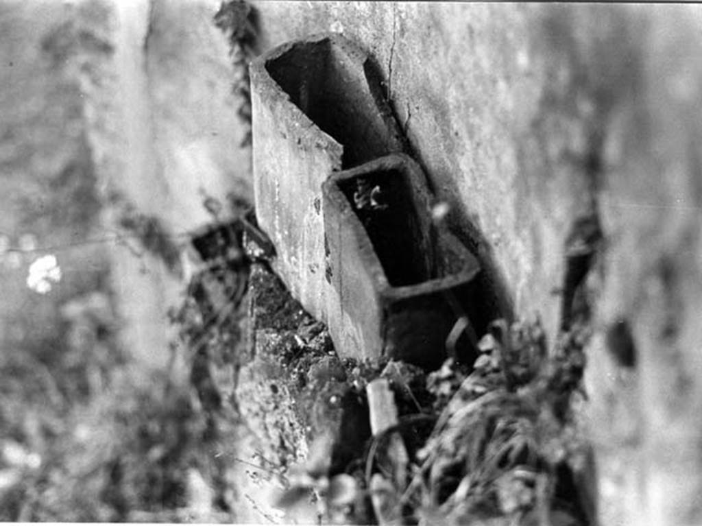 IX.4.18 Pompeii. 1974. Flue tile built into the walls of the Central Baths. Photo courtesy of Roger B Ulrich. © Roger B Ulrich.