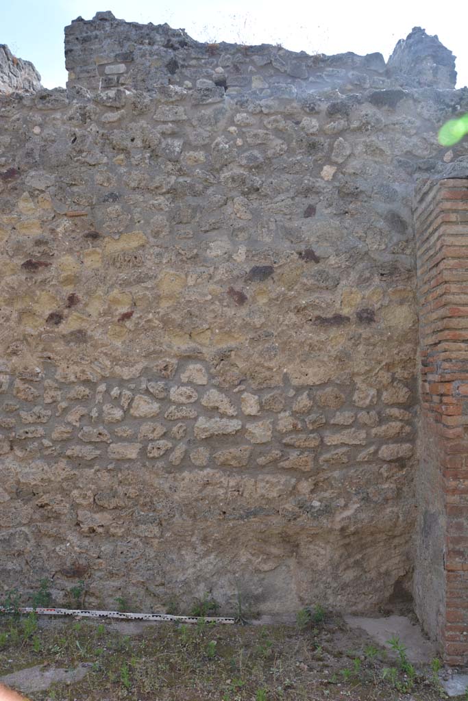 IX.5.2 Pompeii. May 2017.
Room ‘L’, west wall at north end, with pilaster separating from room ‘k’, on right.
Foto Christian Beck, ERC Grant 681269 DÉCOR.