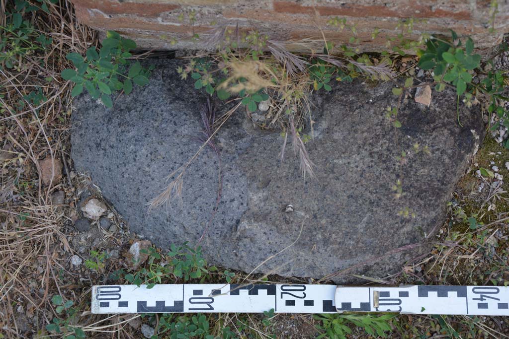 IX.5.2 Pompeii. May 2017. Room ‘L’, detail of doorway threshold at south end of west wall, with peristyle ‘p’, on left.
Foto Christian Beck, ERC Grant 681269 DÉCOR.