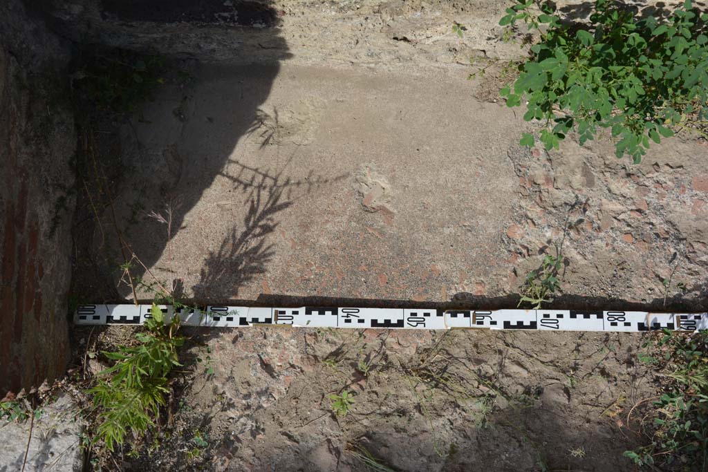 IX.5.2 Pompeii. May 2017. Room ‘L’, remaining flooring at north end of east wall.
Foto Christian Beck, ERC Grant 681269 DÉCOR.