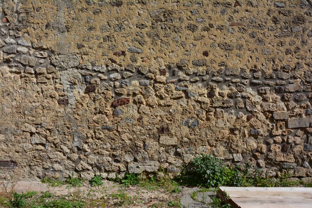 IX.5.2 Pompeii. March 2017. Room ‘L’, east wall with nearby cistern mouth.
Foto Christian Beck, ERC Grant 681269 DÉCOR.