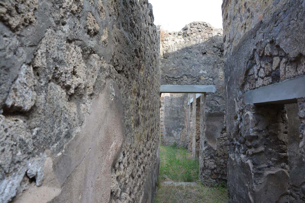IX.5.2 Pompeii. May 2017. Corridor ‘m’, looking south towards peristyle ‘p’, from doorway to room ‘o’, on right.
Foto Christian Beck, ERC Grant 681269 DÉCOR.