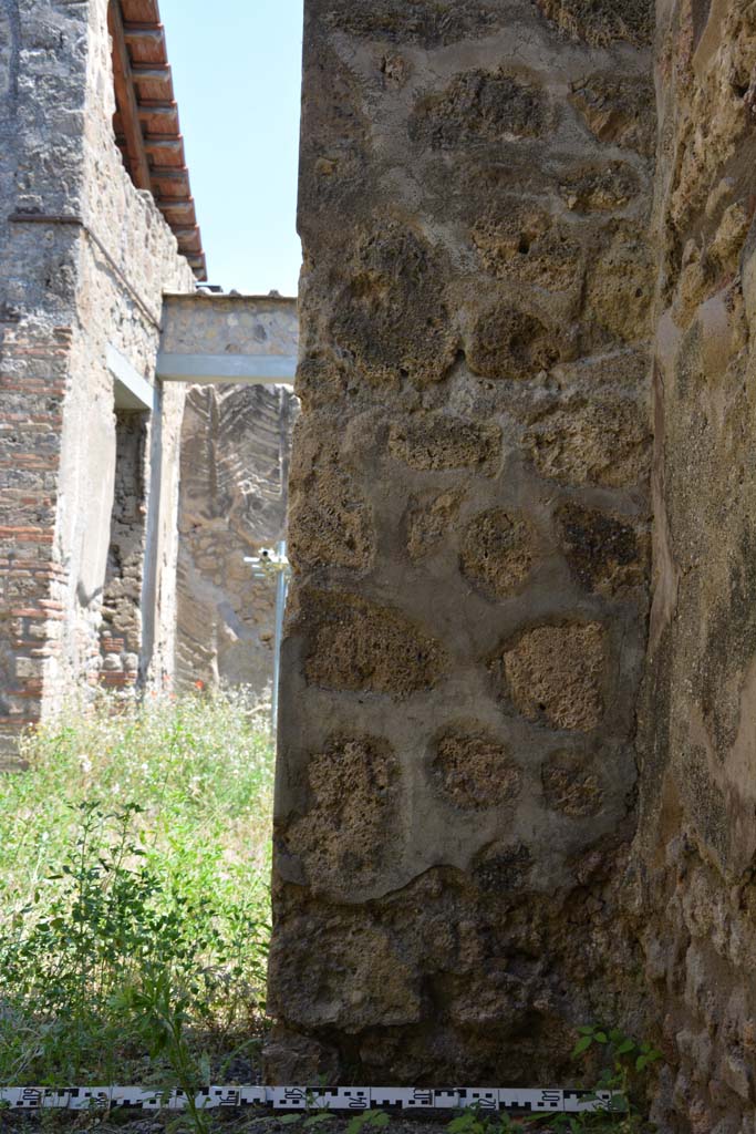 IX.5.2 Pompeii. May 2017. Room ‘q’, east wall on south side of doorway in south-east corner.
Foto Christian Beck, ERC Grant 681269 DÉCOR.