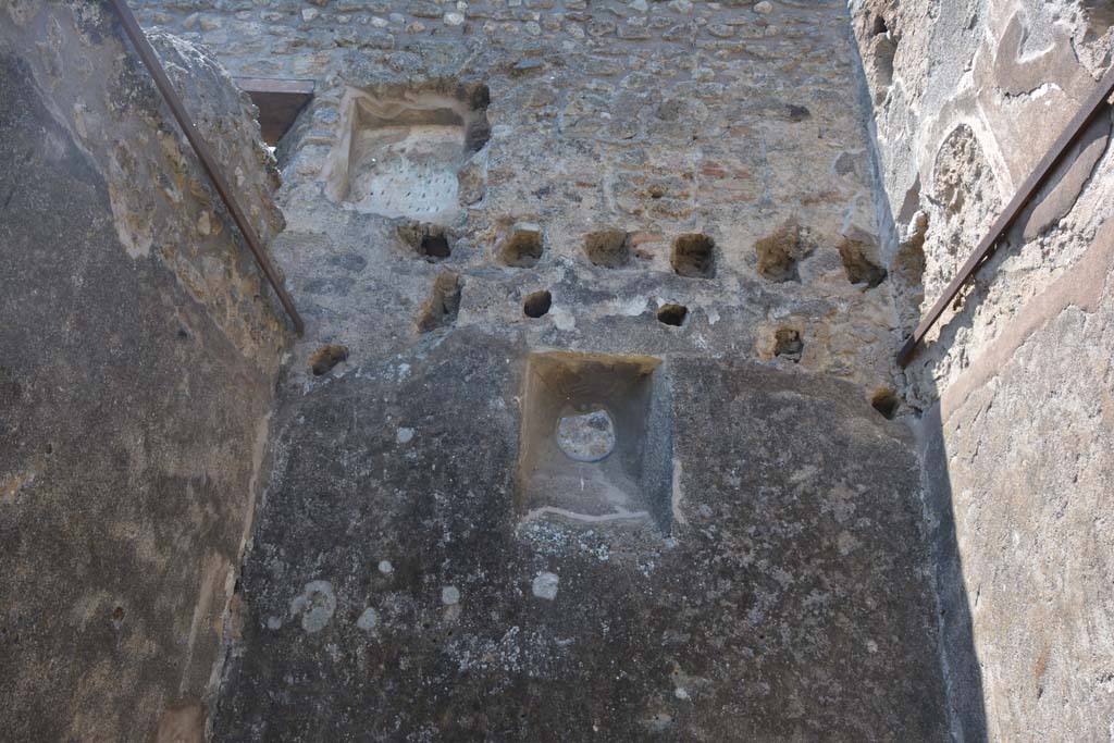 IX.5.2 Pompeii. May 2017. Room ‘q’, looking towards upper west wall and upper floor, with rectangular niche.
Foto Christian Beck, ERC Grant 681269 DÉCOR.