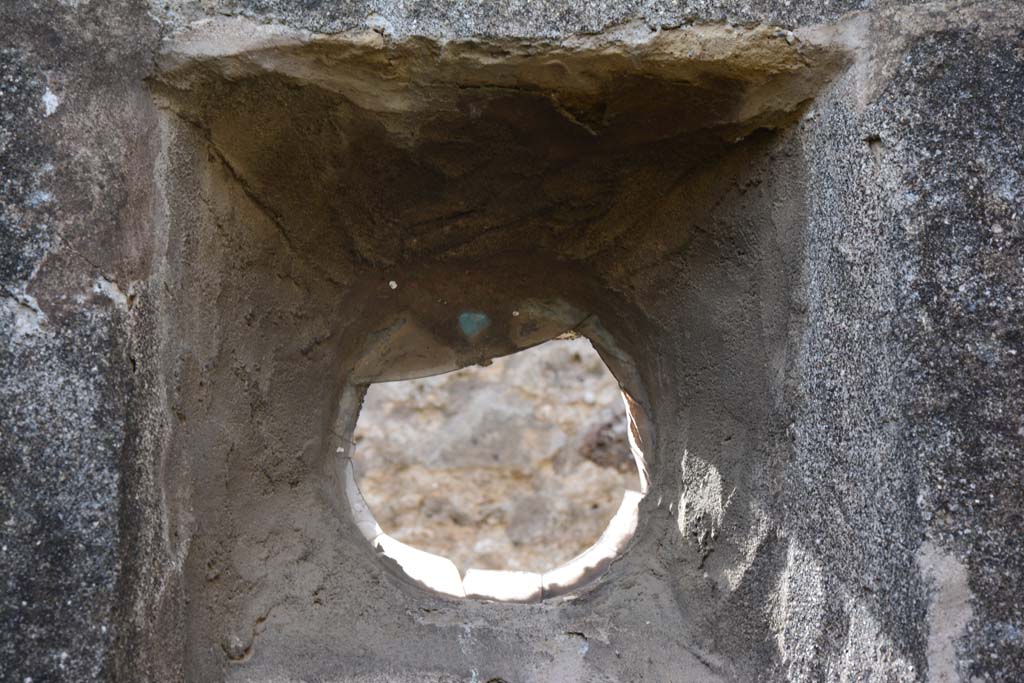 IX.5.2 Pompeii. March 2017. Room (q), detail of the circular window with fragments of the glass window pane.
Foto Christian Beck, ERC Grant 681269 DÉCOR.