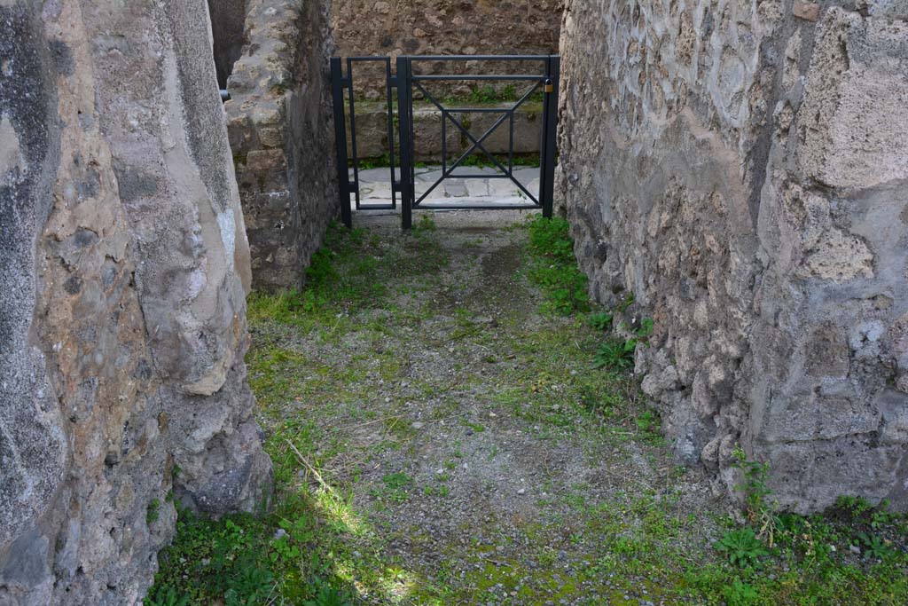 IX.5.2 Pompeii. March 2017. Corridor ‘w’, looking west from west portico of peristyle ‘p’.
Foto Christian Beck, ERC Grant 681269 DÉCOR.